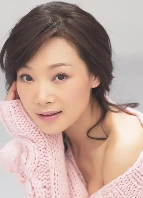 "军中花仙子"吕薇:15次登上春晚,感情坎坷,51岁依旧端庄优雅