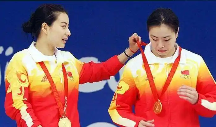 跳水皇后41岁伏明霞,住着过亿豪宅,68岁富豪老公却日渐消瘦!