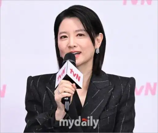 韩国女艺人李英爱出席tvn新剧《女指挥家》发布会