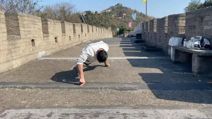 二指俯卧撑,致敬李小龙