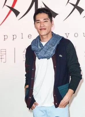 大s前男友蓝正龙疑遇秃头危机 发线败退发量稀疏