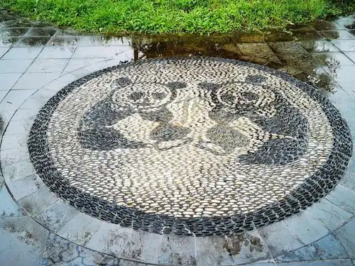 这次,对于脚下的游道有了兴趣,不同形状的鹅卵石铺就有趣的图案,走着