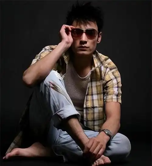 他娶过郝蕾,爱过王珞丹,负了殷桃,没想到和小12岁的她修成正果