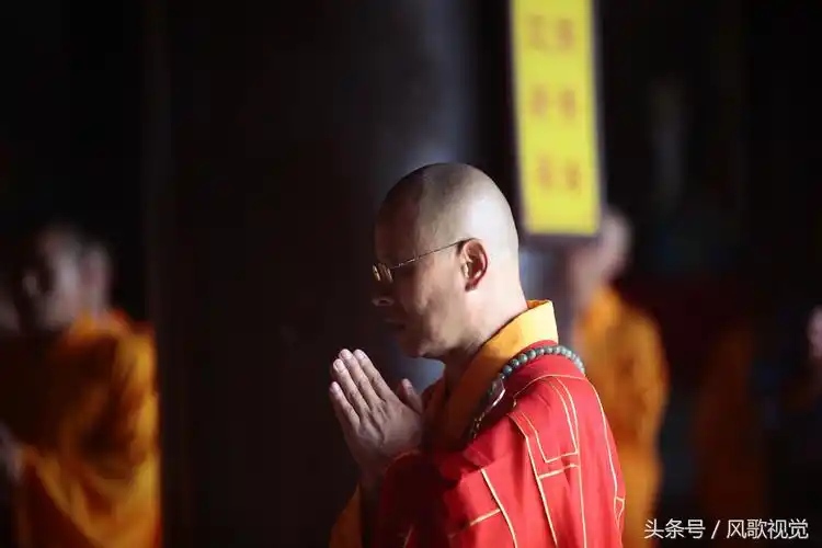 阿弥陀佛圣诞到了,别忘了到佛寺拜佛祈福,念一声阿弥陀佛!