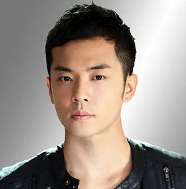 没鬓角的男生发型 男两边鬓角推光发型