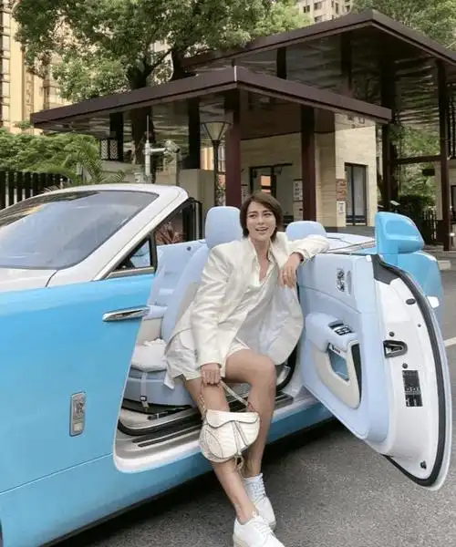 2019年年初,时诗第一次拜师辛巴,但是被辛巴拒绝了.