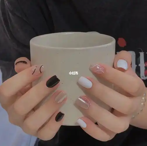 简约美甲款式黑白配墨镜粉 百看不腻,高级感拉满,很适合夏天,短指甲做