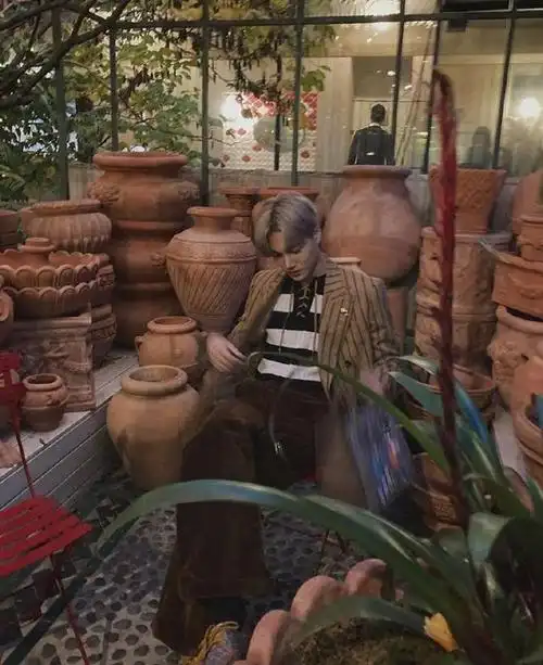 exo新闻201108exo金钟仁今日份ins更新浓郁的秋日男子氛围