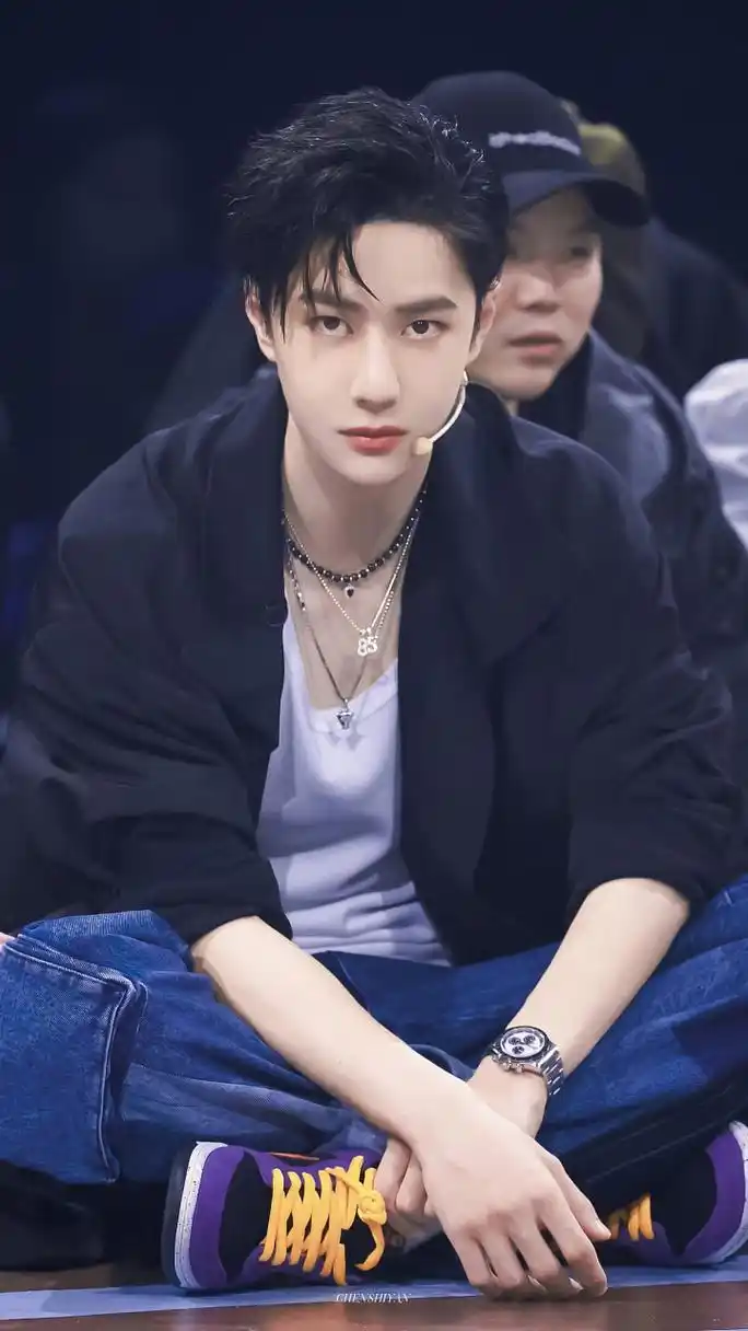 王一博哭戏视频获得两百万赞,热评问他去哪里进修了演技. 2.