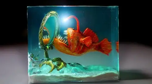 新奇的创意手工牛人用滴胶制作深海里照镜子的灯笼鱼成品超赞