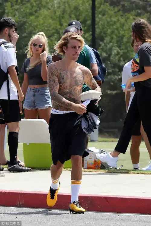 "肌肉在手,自信我有" 请欣赏比伯的豪放派身材