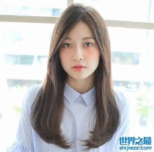 1,内扣直发直发的长度就到齐肩或是及胸中长发这个长度是很多女生喜欢