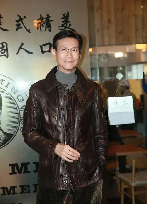 71岁"楚留香"郑少秋不会老?戴假发近照气色红润,帅了一辈子