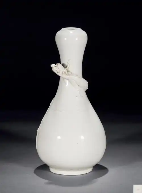 清 德化窑白釉暗刻堆雕螭龙蒜头瓶