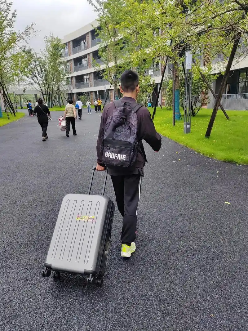 目送儿子上学的背影, 才真正体会到: "你和他的缘分,就是目 - 抖音