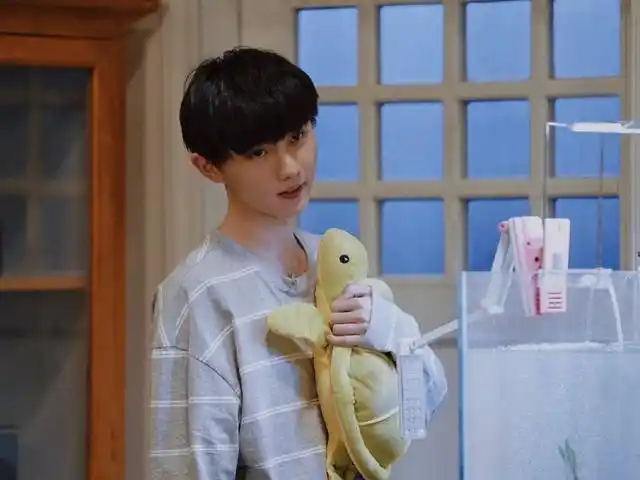 马嘉祺喜欢关晓彤吗马嘉祺给关晓彤压腿