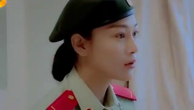 张馨予受伤忍痛不说,还说没事呢 教官满脸心疼