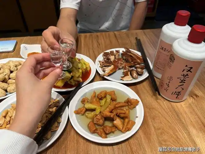 总结:酒桌上喝酒时备一瓶矿泉水大有讲究,但其出发点均是为了身体着想