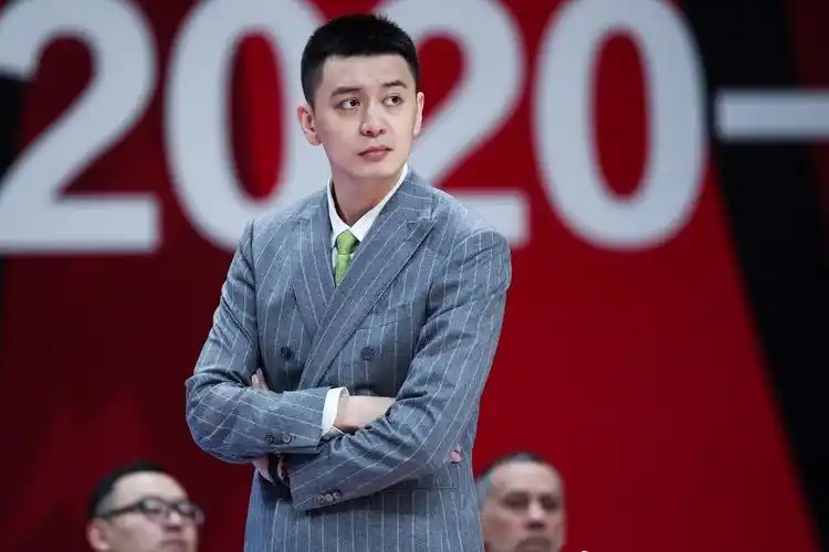 全明星赛前花絮这就是cba颜值天花板杨鸣怼脸拍摄帅气依旧