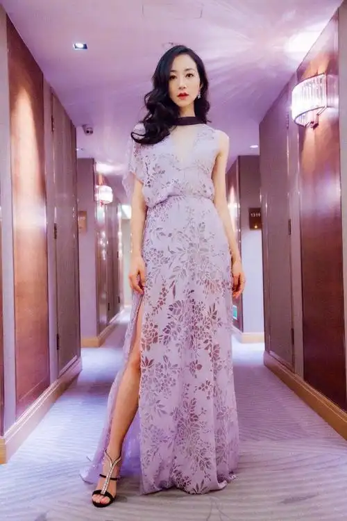 37岁韩雪真有气质女神范,一袭蓝色印花连衣裙简约大气,知性优雅