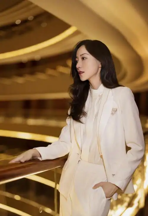 > 韩雪纯白套装优雅写真图片(3/6)