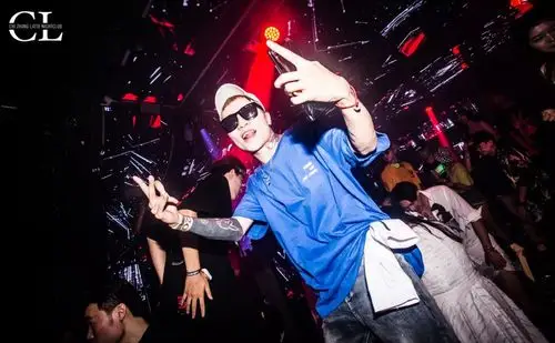 经典手势3,比耶~2人以上,拥抱摇摆.2,一起摇蹦迪最酷,舍我其谁.