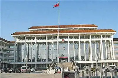 濮阳县违规,超标修建的县委,县政府办公楼.新华社发