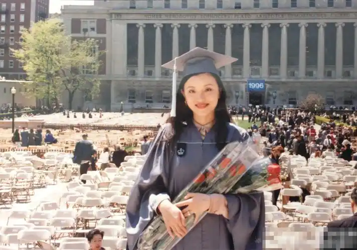 杨澜出道前青涩美照曝光