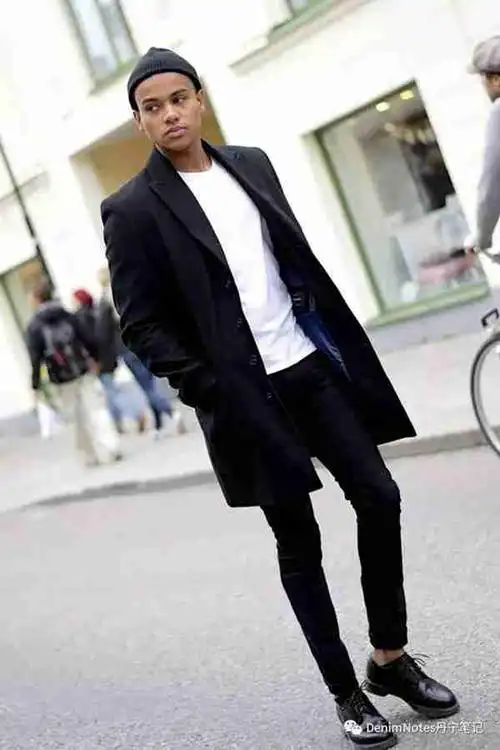 牛仔裤配什么鞋好看(潮男搭配技巧)