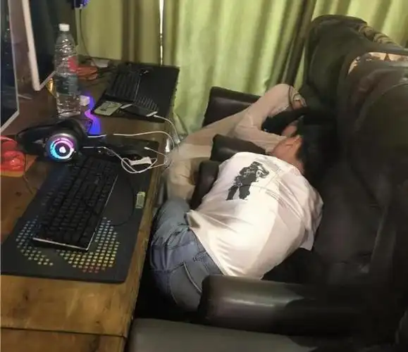 "妹子,你们就没钱开个房间吗?在网吧我都替你们感到尴尬!