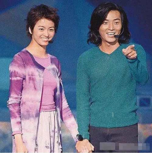 郑伊健蒙嘉慧庆结婚十周年,夫妻手挽手逛街,女方笑靥如花状态好