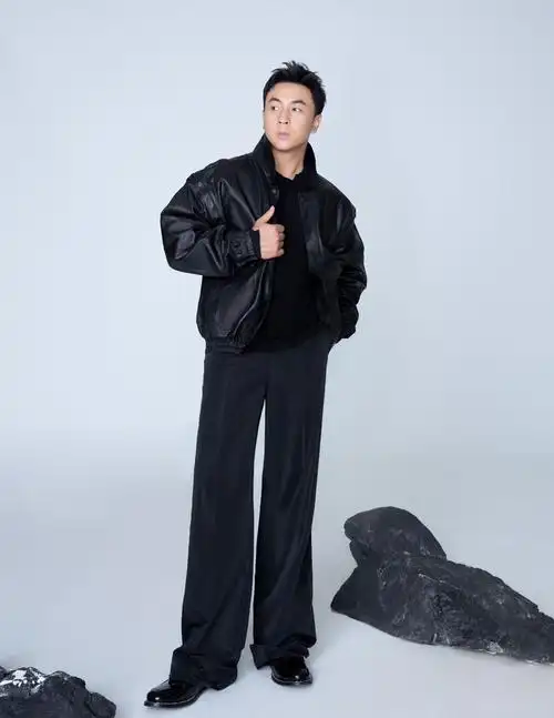 释小龙时尚造型 简约别致!