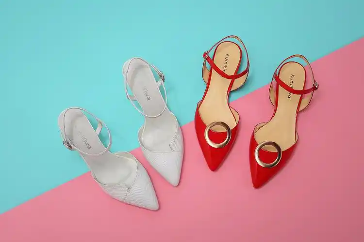 彩色背景一组女鞋