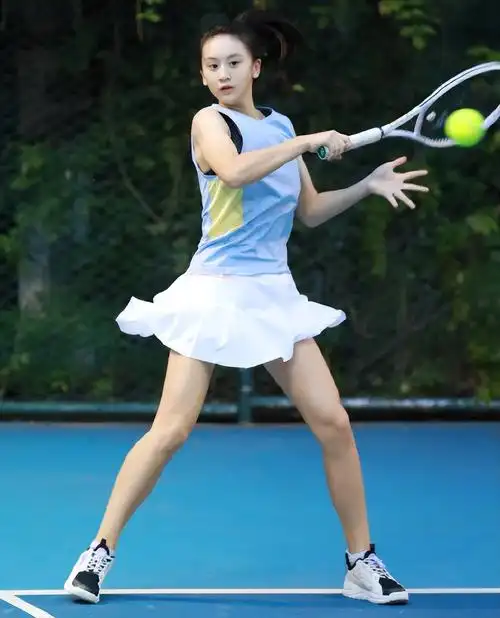 田亮与14岁女儿牵手拍照森碟腿长超过爸爸父女同框像兄妹