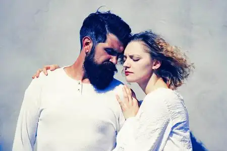 享受亲密关系的性感情侣.一对年轻夫妇,激情四射.