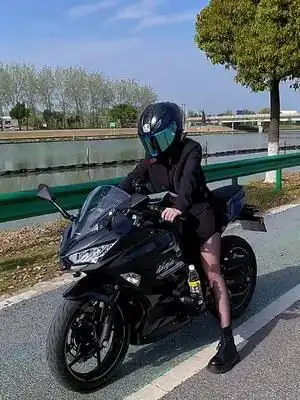 上车本小姐送你回家女骑川崎ninja400天蝎