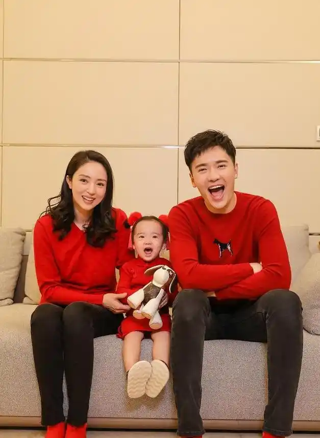 董璇为女儿庆生租游乐场与高云翔切蛋糕避嫌更多全家福曝光