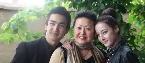 娱乐星闻 看电视剧  迪丽热巴辨别与爸爸,妈妈的合照暴光了,比照照片