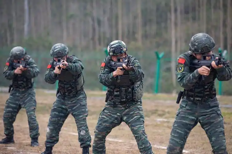 武警防城港支队全副武装聆听训令掀起练兵热潮