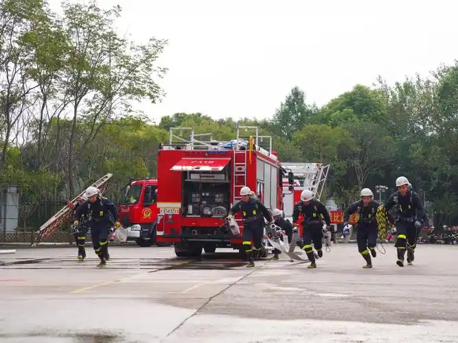模拟真实救援场景! 宝山这场消防员技能竞赛很"燃"