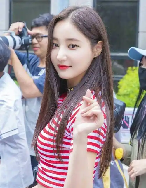 李妍雨,她是李敏镐的绯闻女友,更是韩国女团的颜值"天花板"