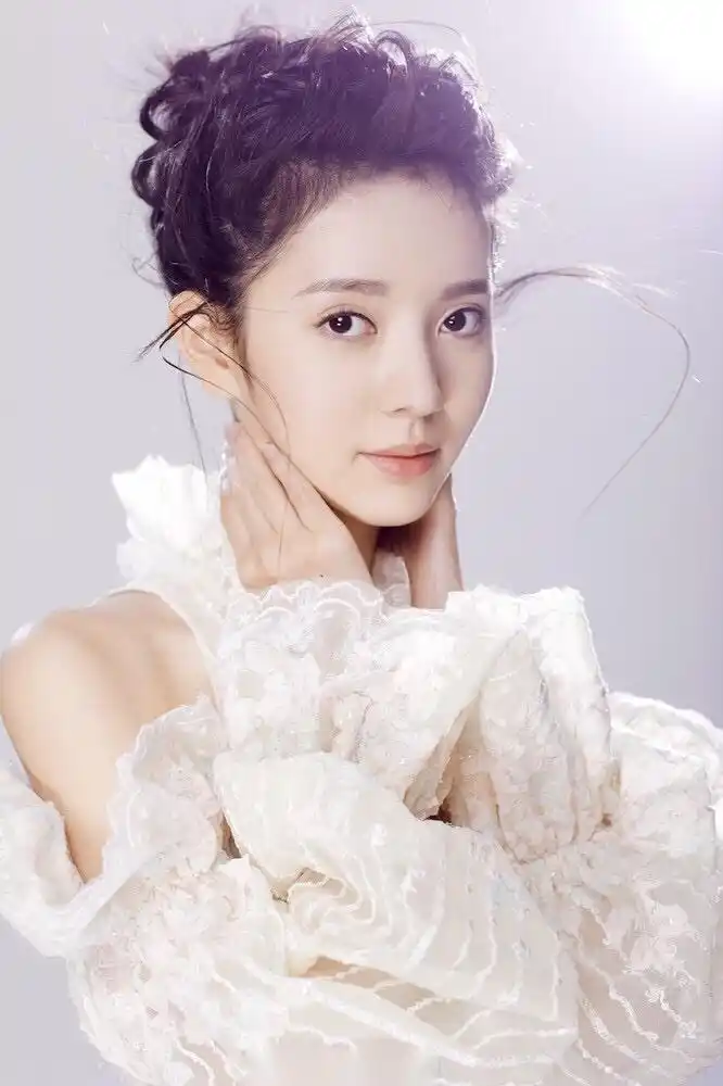 女主余英男(雨婷儿)曝光一组可爱复古风大片,明眸皓齿,眉眼之间透露着