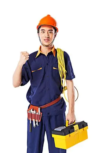 头戴橘色安全帽的工人