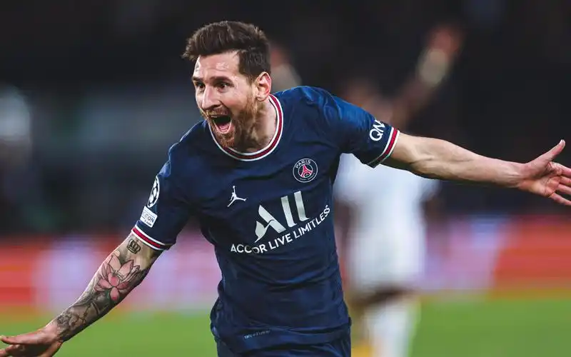 首球终于来了!梅西世界波破门,张开双臂狂奔庆祝,巴黎2-0复仇曼城