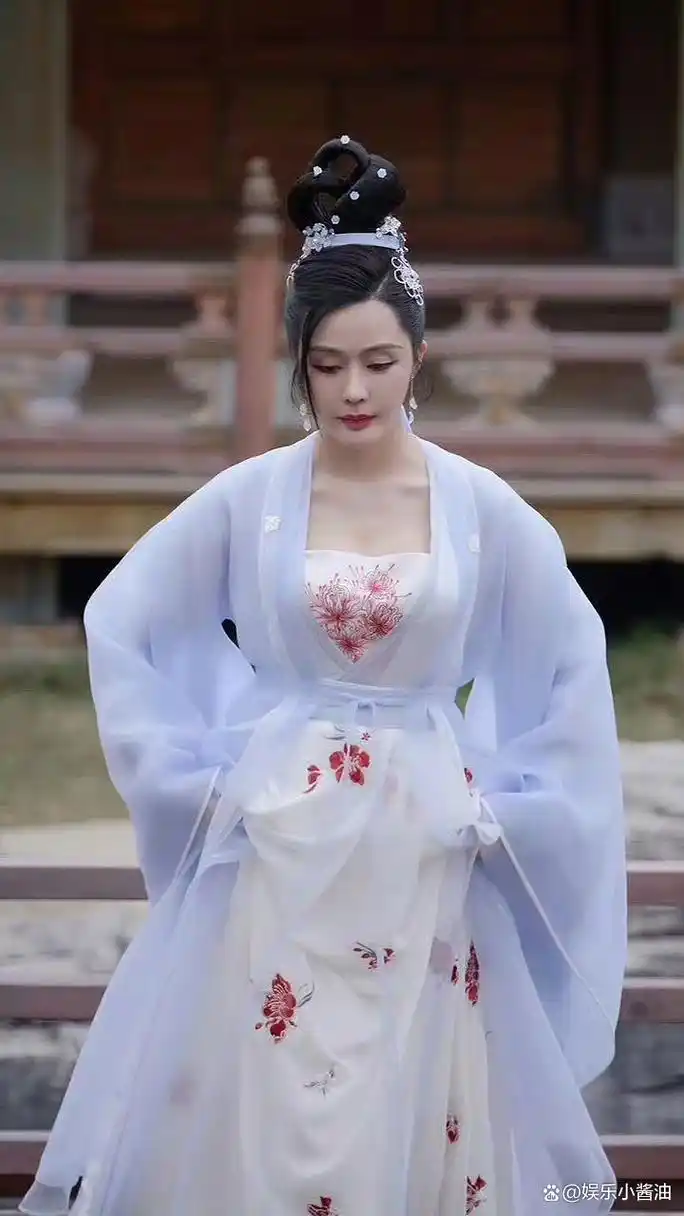 《九义人》汤晶媚7个古装造型,第五个把身材衬托得凹凸有致!