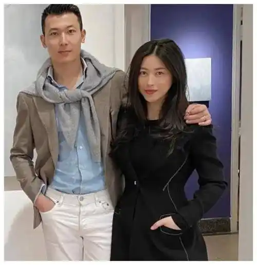 希望新的一年里,朱珠和王昀佳能够继续甜蜜恩爱,一家三口幸福美满.