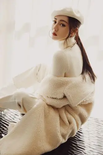 迪丽热巴身穿zhang yuhao白色翻领羊绒大衣亮相活动