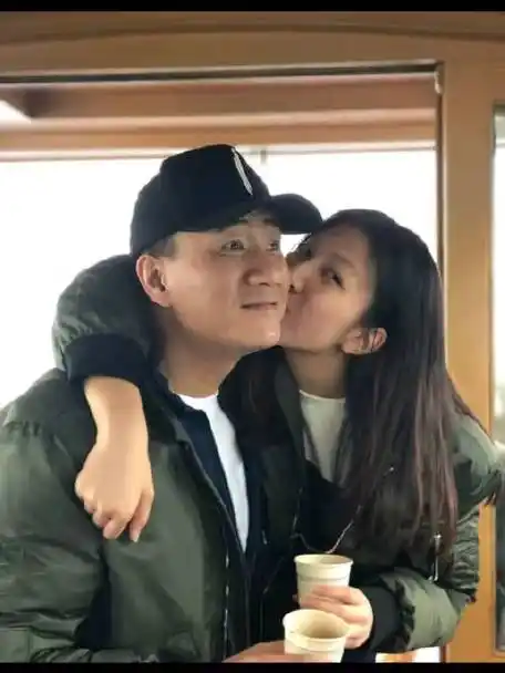 胡军#胡军和老婆卢芳真的好甜,胡军买个车还在请示老婆,真男人就是干