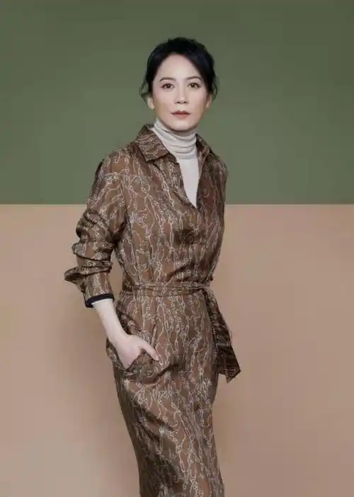 原创俞飞鸿虽人到中年但还是让人一见惊鸿橙色衬衫裙好显气质