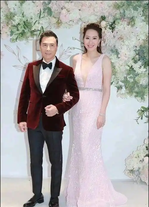 看看甄子丹老婆以前的穿搭,不得不说他穿得非常好.